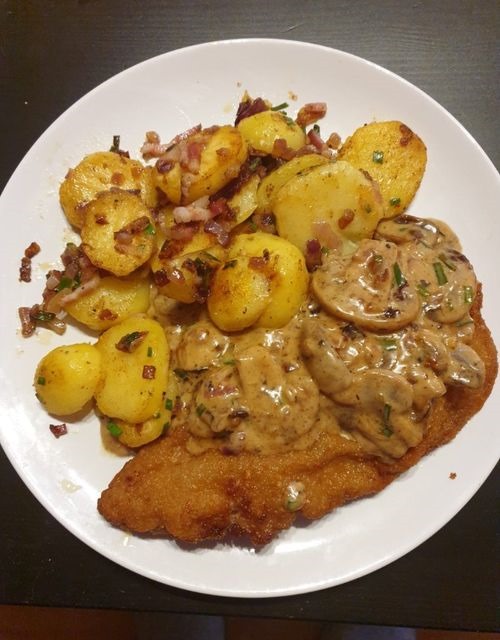 Schnitzel with quick fried potatoes