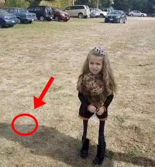 Picture of little girl holding bag of popcorn has broken the internet