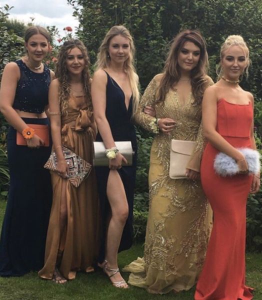 Five girls pose for prom photo – Later it goes viral due to little hidden detail