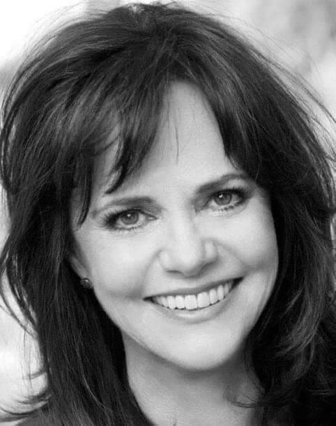 Sally Field, 76, Called ‘Ugly’ after Deciding to Age Naturally – She Found Joy in Being a Grandma of 5 and Living in an Ocean-View House