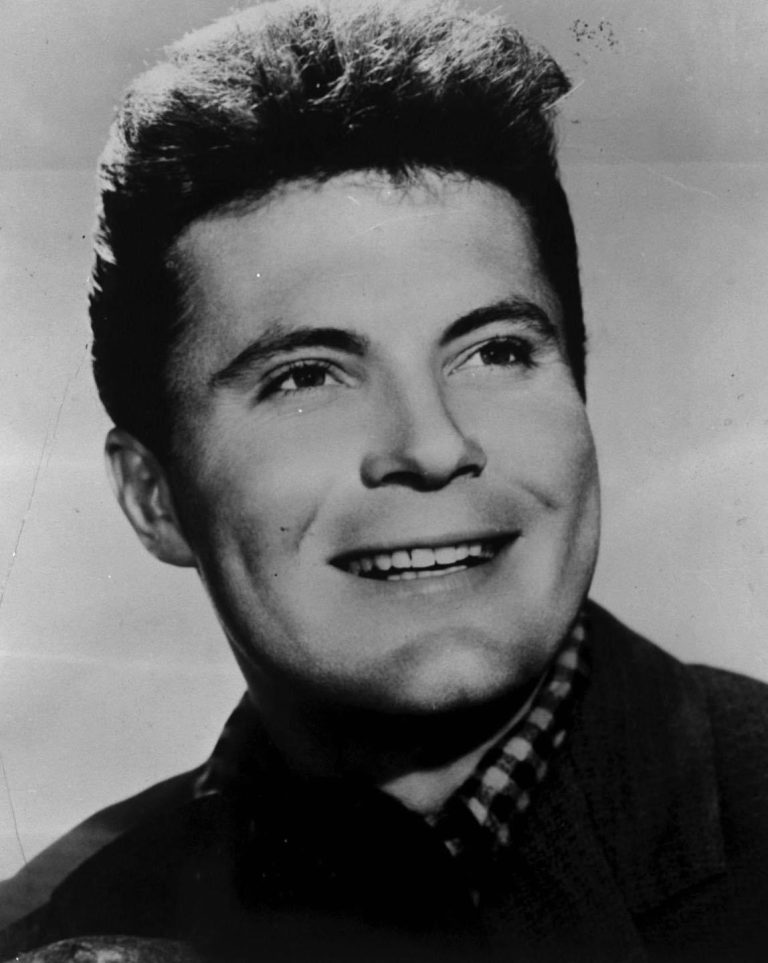 At the age of 85, actor Max Baer Jr., who played Jethro Bodine in “The Beverly Hillbillies,” looks like this