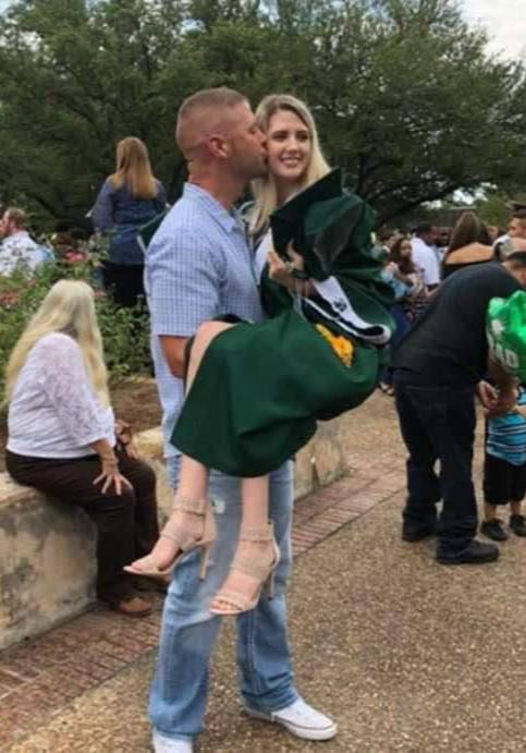 Dad & Daughter Recreate High School Grad Photo After 18 Years – People Look Closer And Spot A Detail They Can’t Let Go