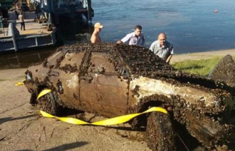 Bomb discovery! He accidentally found a car at the bottom of the river and called the police