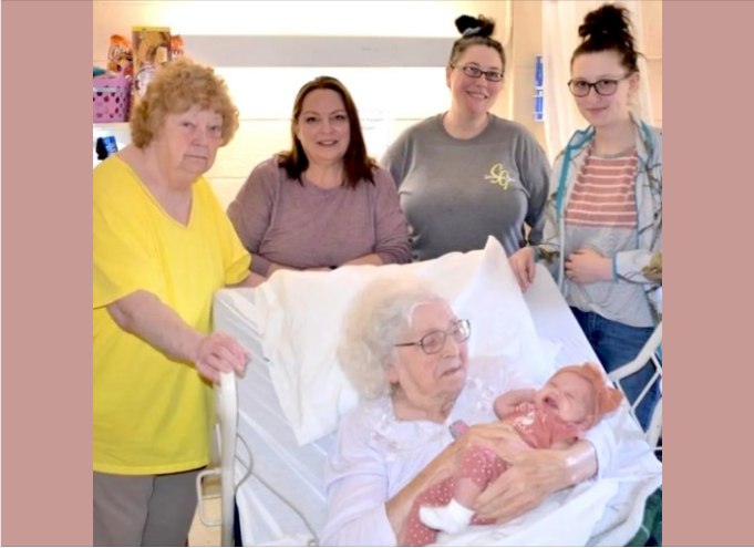 98-year-old Kentucky woman with over 230 great-great-grandchildren holds her great-great-great-grandchild for the first time in amazing photo with 6 generations in it