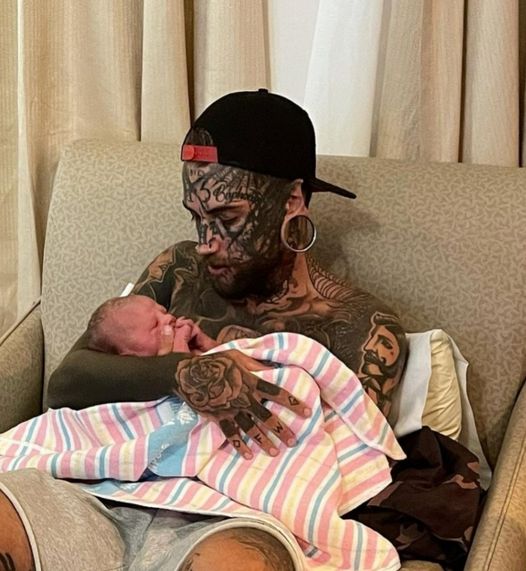 One cute thing after another: a 24-year-old man with a lot of tattoos gets rid of them for his daughter.